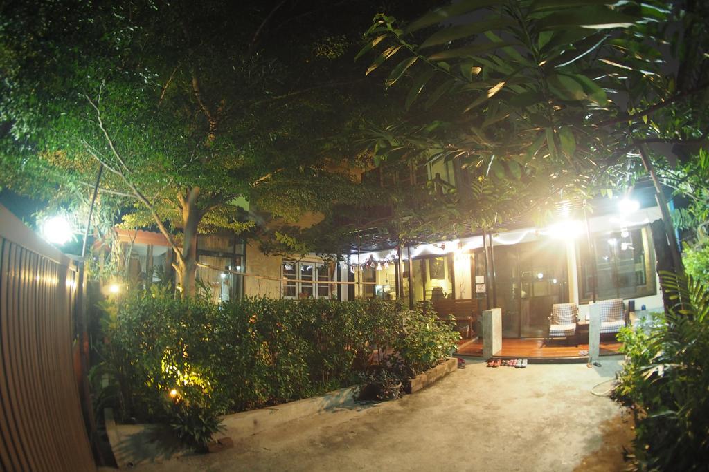 Mon Lodge & Yoga Donmueang Bangkok Bagian luar foto